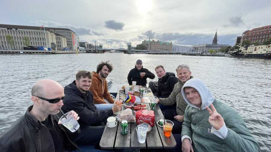 Kolleger på bådtur i havnen